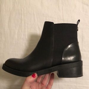 Steve Madden Black Chelsea boots
